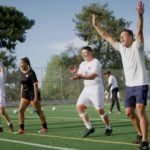 Jugadores de futbol trotando alrededor de la cancha